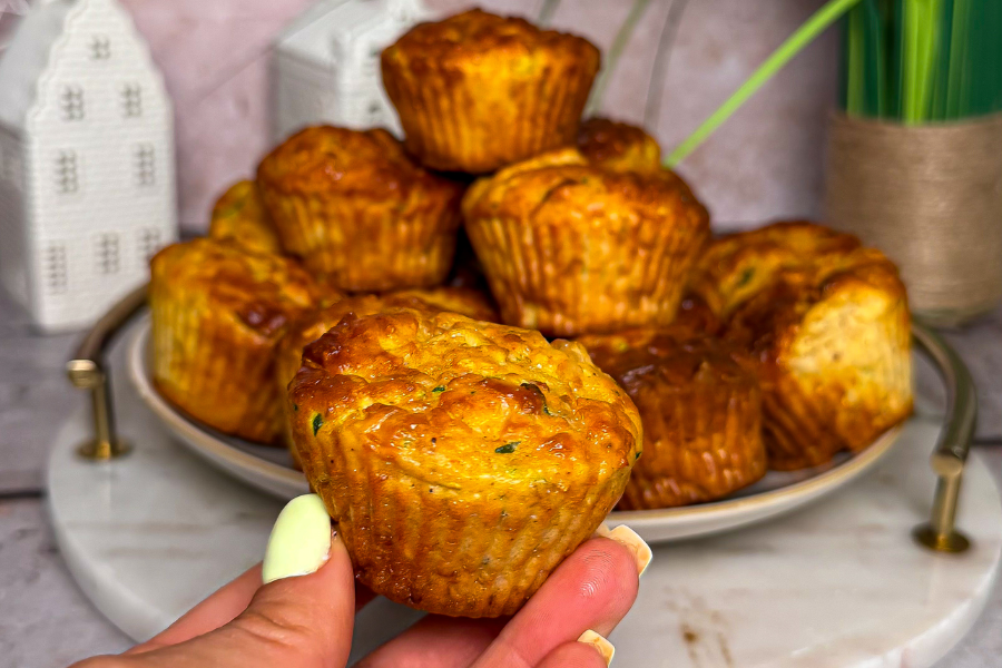 muffinki pizzowe ułożone w stosie